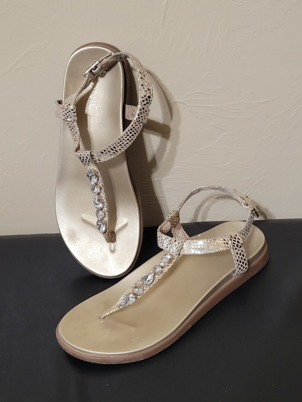 VIONIC Gold PALM BOCA Rhinestone Accent thong sandals size 8